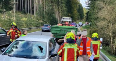 THL 1 – Straße reinigen nach Verkehrsunfall auf der B85 Höhe Salzhalle (Poschetsried)