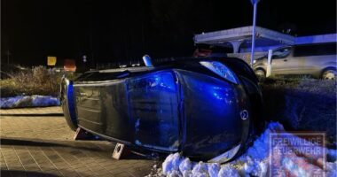 THL 1 – VU Spektakuläres Manöver: Auto stürzt in Ruhmannsfelden von B11 auf Parkplatz