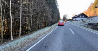 THL 1 alleinbeteiligter Unfall wegen Straßenglätte auf der REG5 bei Kirchdorföd