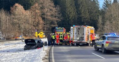 THL 1 VU mit PKW und Kleinbus auf der B85 bei Hirtenwiese (Schlag, Gemeinde Kirchdorf)