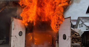 B 3 – Brand im Gebäude – Halle in Rinchanch, OT Rosenau brennt ab